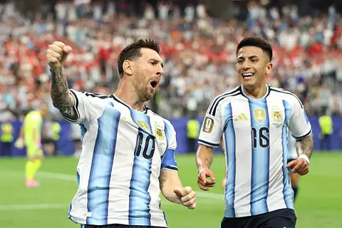 بصافرة أمين عمر.. ميسي يقود الأرجنتين للفوز أمام النمسا في ليلة تاريخية بكأس العالم